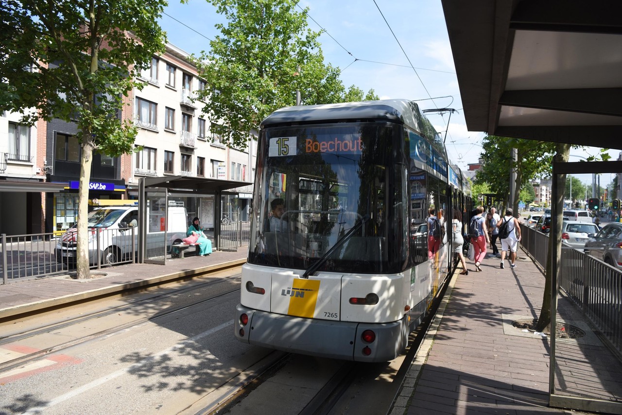 2 trams die elkaar kruisen